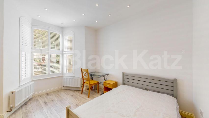 Elegant & Expansive Six Bed 4 Bath Residence with Private Garden in Holloway Mayton Street, Holloway